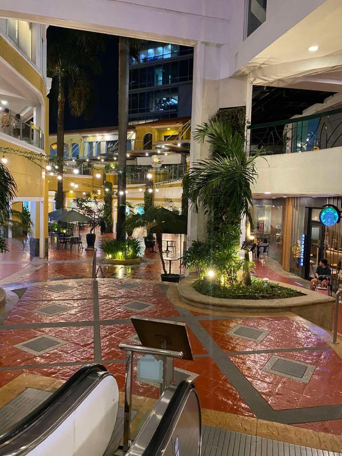 Classy 2Br Suite At Eastwood City With Pool And City Skyline View Manila Eksteriør billede